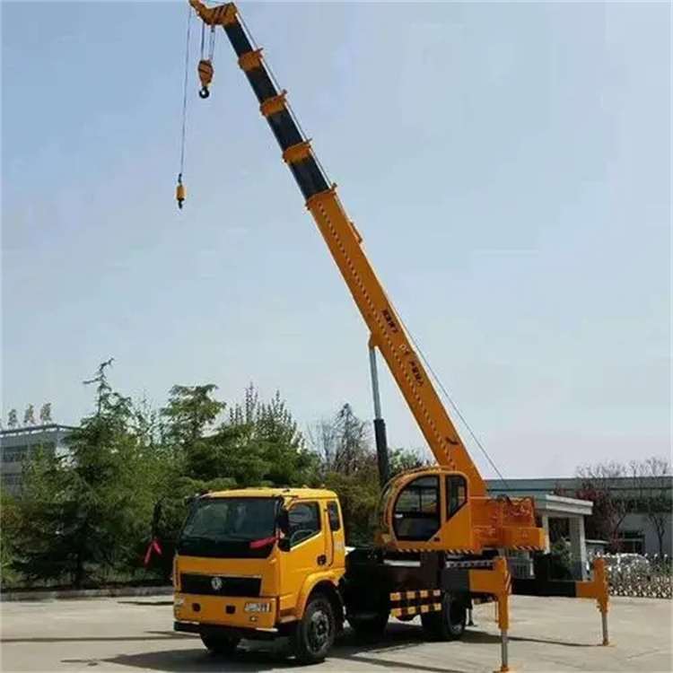 高明钢筋笼入孔时,由吊车采用单点起吊