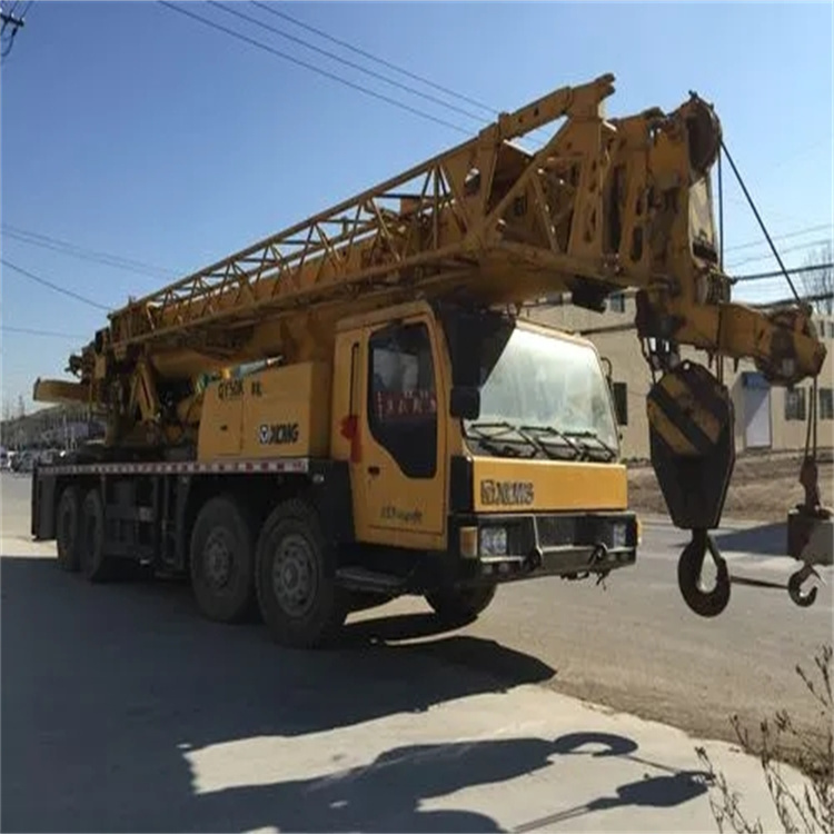 高明吊车怎么吊装挖掘机